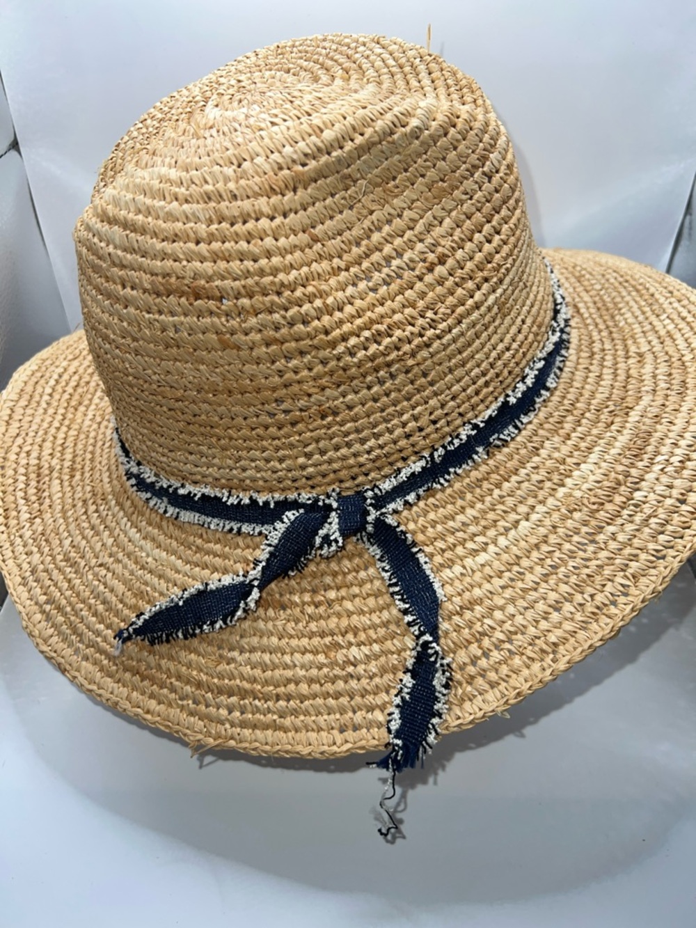 284. NWOT. Tommy Bahama Natural Straw Sun Hat with Navy Frayed Band - Picture 3 of 8